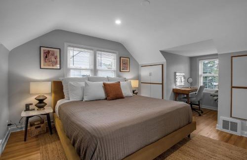 Eggertsville House | Family Home King Beds EV Charger WFH AC