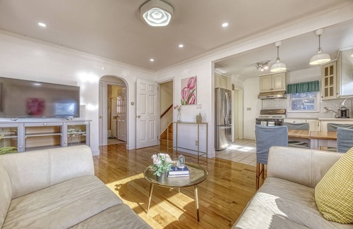Glen Head House | Family Home near NY Beach, Private Workspace by Zen Living