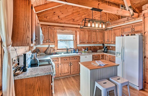 Baxter Cabin | Family Home w/Porch & Center Hill Lake Views!
