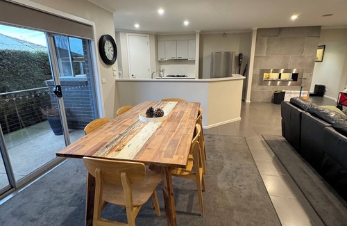 Delacombe House | Family Home with Sauna, Pilates Reformer, Pizza Oven | Sleeps 8 | Pets allowed