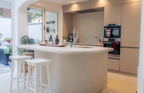 Brederode House | Family home with garden, jacuzzi & bbq