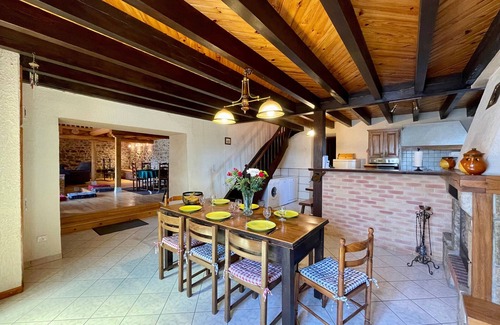 Saint-Vert Cottage | Family house 4 bedrooms with garden, fireplace, wood stove, parking and Wi-Fi