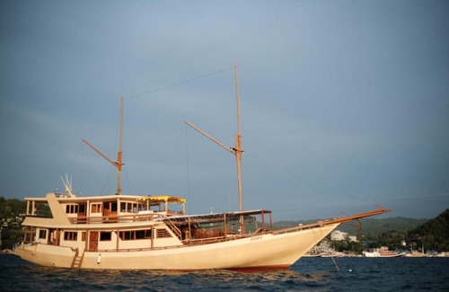 Labuan Bajo Boat Rental | Family labuan bajo