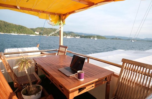 Labuan Bajo Boat Rental | Family labuan bajo