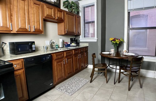 DeBaliviere Place Condo | Family + Pet Friendly, King & Queen beds, steps to Metrolink+ Free Gated Parking