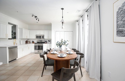 Alabaster House | Family & Pet Friendly Modern Townhouse