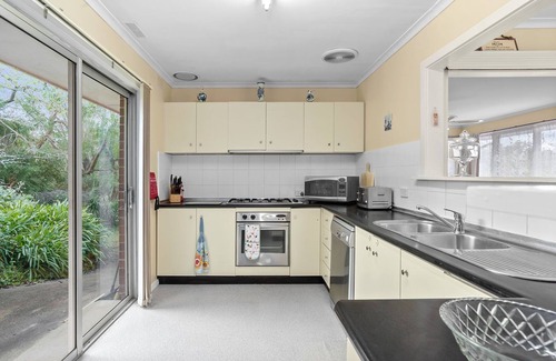 Emerald House | Family & Pet Friendly - walking distance to town