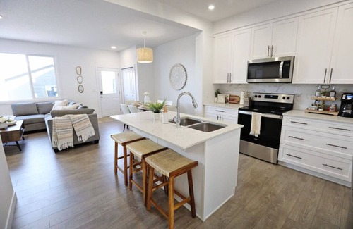 Northwest Edmonton House | Family Retreat: 4 King/3 Queen|Sleeps 14|Near WEM