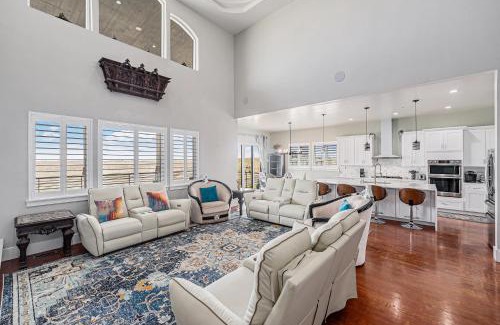 Hudson Villa | Family Retreat W 2 Master Suites & Yard