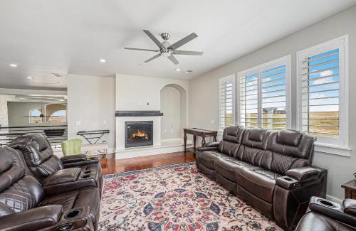 Hudson Villa | Family Retreat W 2 Master Suites & Yard