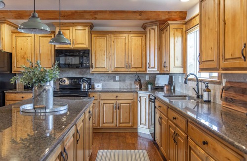 Fruitland House | Family Reunion Lodge Sleeps 22 with Pickleball, Ziplines, Firepit+ 90 min to SLC