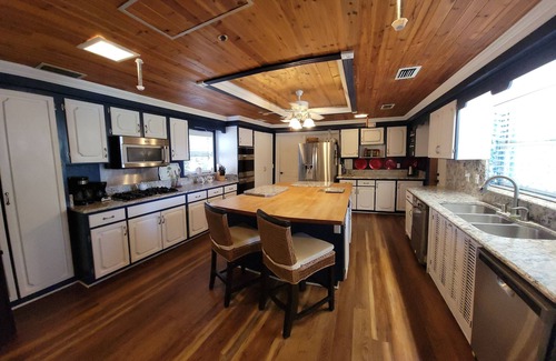 Weirsdale House | FAMILY REUNIONS LOVE US. -5 miles to The Villages POOL HOT TUB SLEEPS UP TO 20