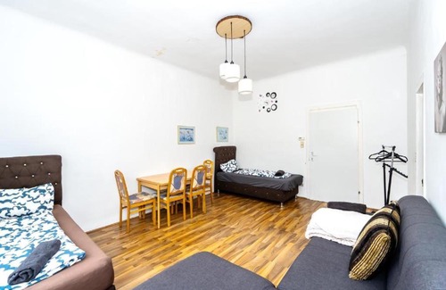 Rudolfsheim-Funfhaus Apartment | Family Room - 7 Minutes to Schönbrunn Palace