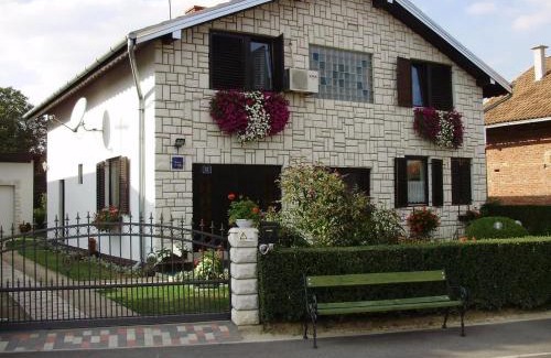 Knezevi Vinogradi House | Family Room Knezevi Vinogradi 15024a