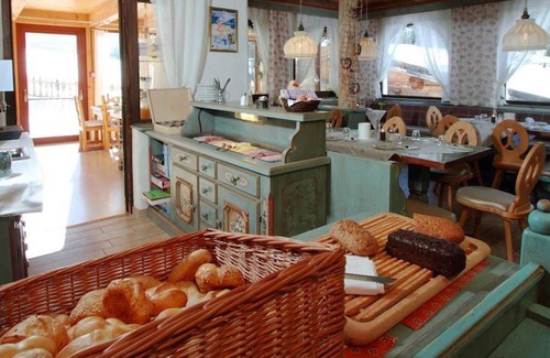 Mandarfen Apartment | Family room, shower or bath, toilet - Landhaus Edelweiß