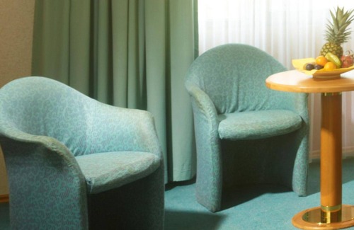 Roemerberg Cottage | Family room, shower or bath, toilet, non-smoking - Hotel-Restaurant Pfälzer Hof
