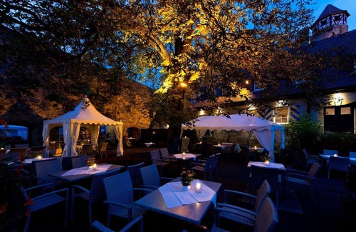 Neckarzimmern House | Family room Tower room with view of the castle courtyard - Hotel-Restaurant Burg Hornberg