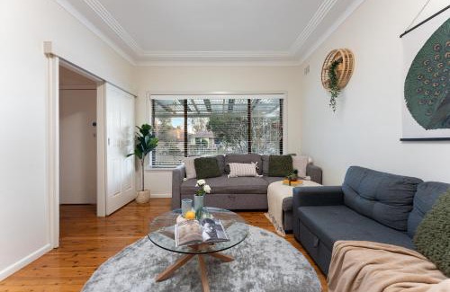 North Ryde House | Family-Sized Comfort - 4 bedroom House Near Macquarie & Metro