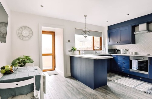 Cathedral Quarter House | FAMILY TOWN HOUSE (with garden & parking)