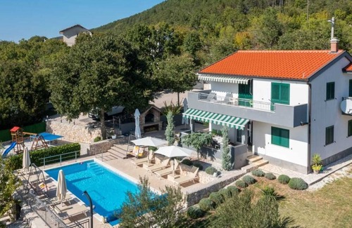 Lovrec Villa | Family Villa Old Garden with heated swimming pool and tavern