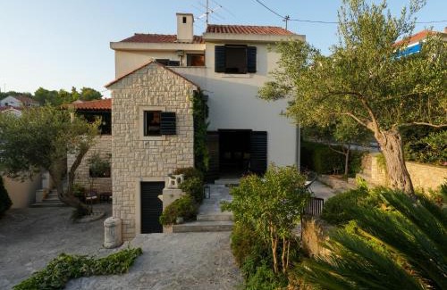 Cove Makarac (Milna) Villa | Family Villa Rošin with Garden&Pool