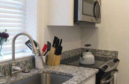 Fan District Apartment | FAN-tastic 2 Bedroom - Furnished Historical House