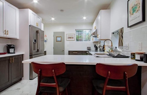 Truxton Circle Apartment | Fancy 1-BR in Central Location ⚜ Parking available