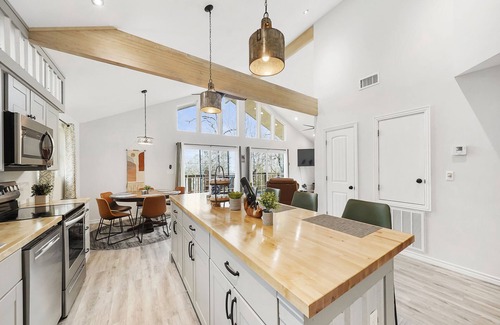 Pointblank House | FancyFoxCabin - Luxury @ the Lake, Fire Pit Grill, Boat Ramp, Arcades & Fishing