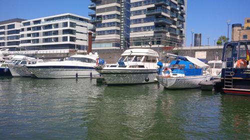 Altstadt-Sued Boat Rental | Fantasie Boot EINHORN
