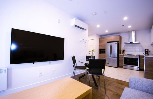 Cote-Des-Neiges—Notre-Dame-De-Grace Condo | Fantastic 2BR*private patio*gym Indoor parking