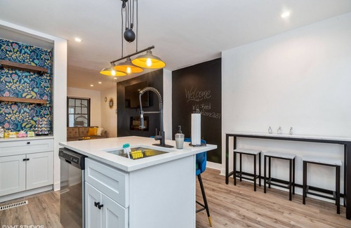 Primos Secane House | Fantastic 3 bedroom, 1.5 bath Townhouse located in the heart of Elmwood Park