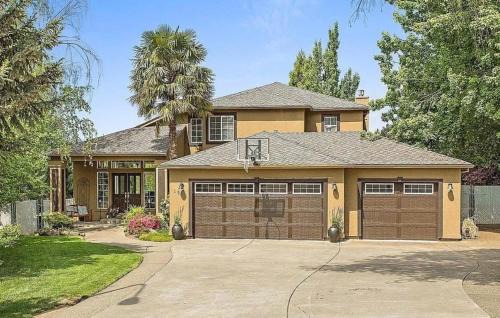 Medford House | Fantastic Bright 4 Bedroom- Deck - Fireplaces