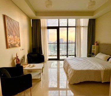 Sheikh Zayed Road Apartment | Fantastic Downtown Skyline und Sea View 44th floor Pool Gym Luxury Studio
