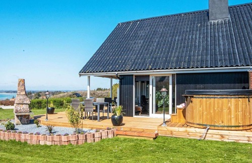 Skødshoved Strand House | Fantastic Holiday Home near Knebel with Bay-view