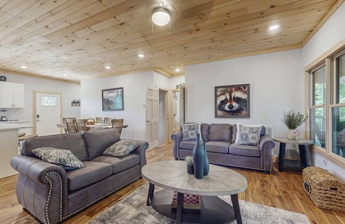 Sevierville House | Fantastic home with hot tub, fireplace, game room & fully equipped kitchen