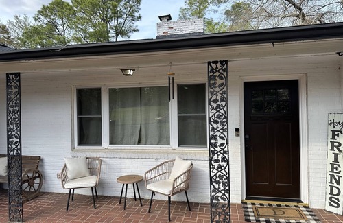 Summerville House | Fantastic Master’s Rental- 1 mile away!
