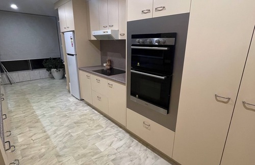 Mount Ommaney House | FANTASTIC MCM HOME OVERLOOKING MOUNT COOTHA AND BRISBANE CITY. PETS ALLOWED -