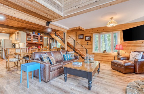 Zigzag Cabin | Fantastic river cabin near Mount Hood with private hot tub, firepit & wood stove