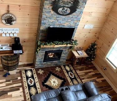 Mannsville House | Fantastic Secluded Cabin with Fire Pit and Hot-tub in Campbellsville, Kentucky