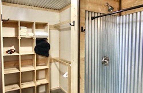 Monticello House | Farm House Cabin, Patio, TV Room, Games, BBQ, Campfire