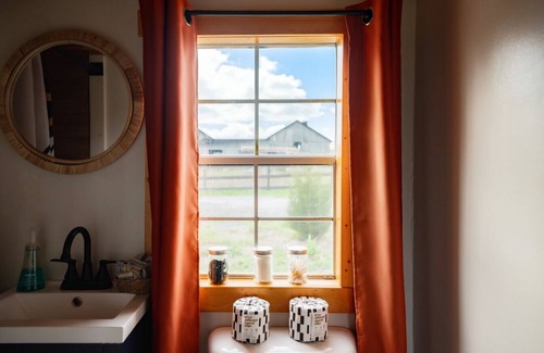 West Newton Cabin | Farm stay. Hot tub. Pond Nature views near dwntwn