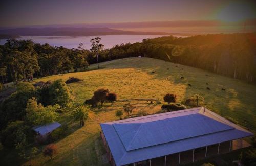 Mallacoota House | Farm Stay & Iconic Water Views - 32 Zachary Drive