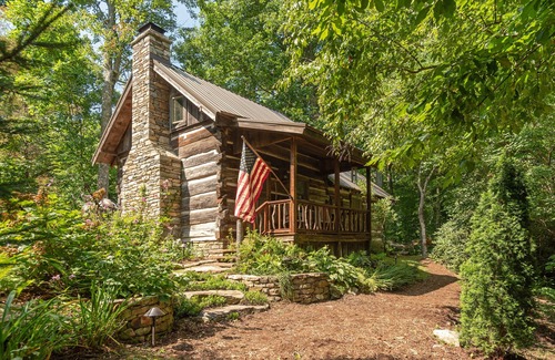 Fairview Cabin | Farm to Table Valley close to Asheville! Hearts-A-Bustin log cabin