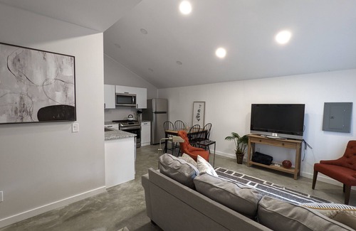 Grandview Other | Farmhouse Chic - 2 Bed, Luxe Finishes, huge yard