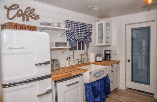 Woodland Park Cabin | Farmhouse In The Mountains - In The Heart of Town