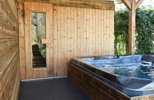 Portengen House | Farmhouse, Jacuzzi, Sauna, BBQ grill & Garden, Sleeps 24