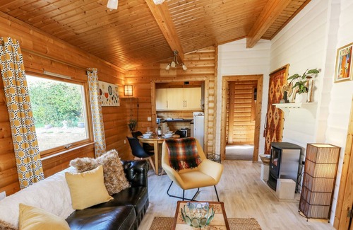 Godshill Cabin | FARMHOUSE LODGE, pet friendly, character holiday cottage in Wroxall