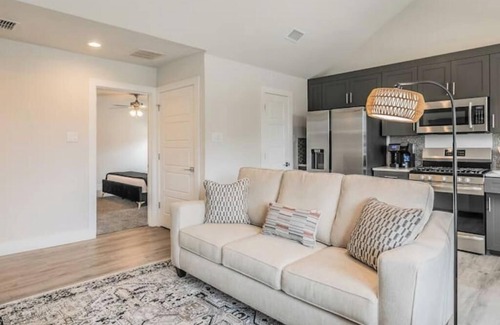 Roanoke Apartment | Farmhouse On Walnut