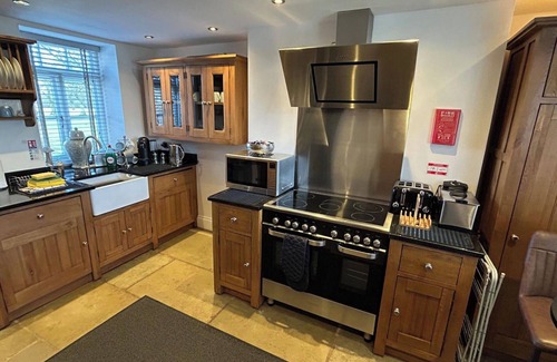 Winkhill House | Farmhouse - Sleeps 6 - Pet friendly - Garden