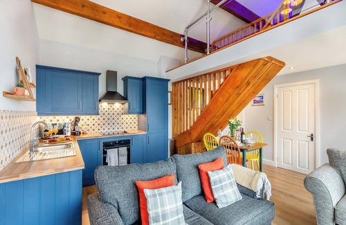 Oldfield Cottage | Farways Den is a quirky two-bedroom holiday home with stunning views of Worth Valley.